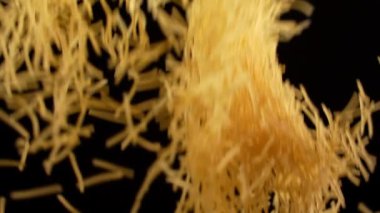 Siyah arkaplanda ağır çekimde Vermicelli patlaması.