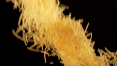 Siyah arkaplanda ağır çekimde Vermicelli patlaması.