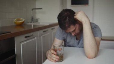 Sarhoş adam mutfakta viski içiyor..