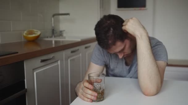 Fylld Man Som Dricker Whisky Köket — Stockvideo