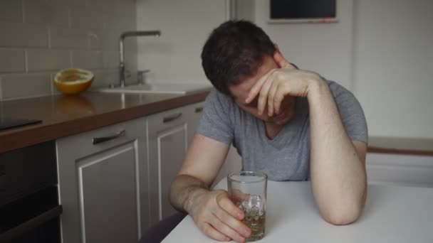 Fylld Man Som Dricker Whisky Köket — Stockvideo