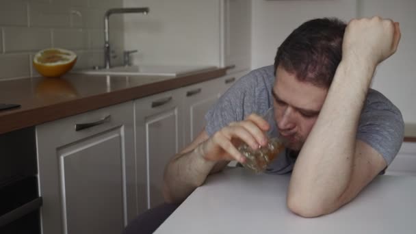 Пьяный Человек Пьет Виски Кухне — стоковое видео