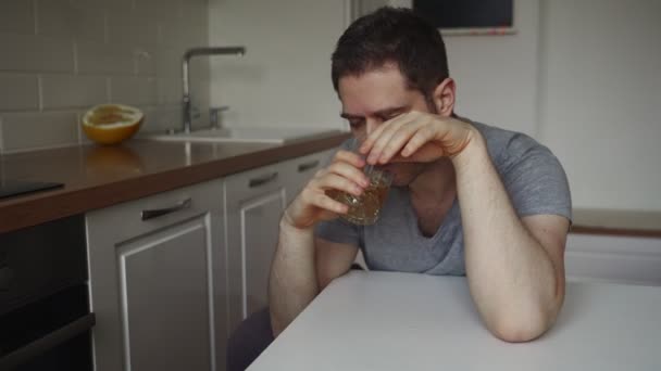 Fylld Man Som Dricker Whisky Köket — Stockvideo