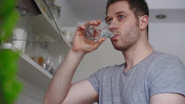 Homme Non Rasé Boit Eau Verre Dans Cuisine — Video