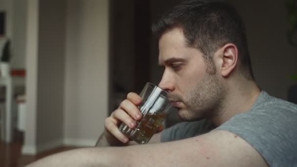 Fylld Man Som Dricker Whisky Köket — Stockvideo