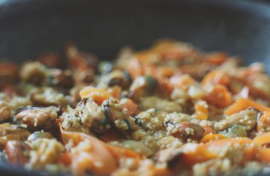 Geleneksel Fas kuskusu ve midye pişirme.