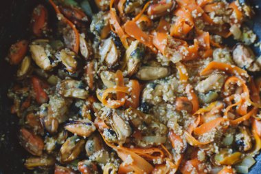 Geleneksel Fas kuskusu ve midye pişirme.