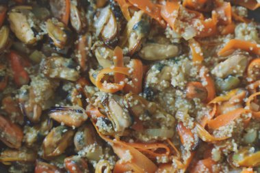 Geleneksel Fas kuskusu ve midye pişirme.