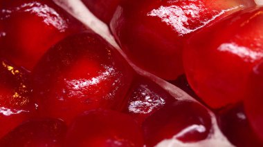 Nar tohumlarının makro görünümü.