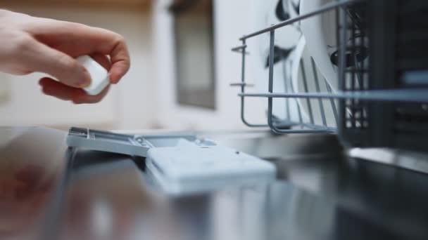 Homme Mettant Détergent Tablette Dans Lave Vaisselle — Video