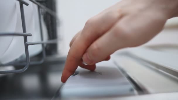 Uomo Mettere Tablet Detergente Lavastoviglie — Video Stock