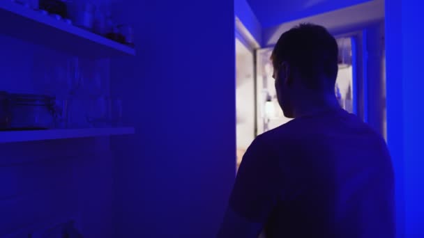 Мужчина Ищет Еду Холодильнике Ночам — стоковое видео