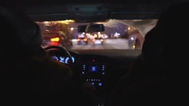 Kış vakti araba süren bir kadın..