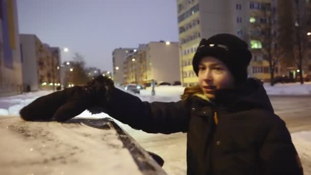 Kardan Araba Temizleyen Ergen Kız — Stok video