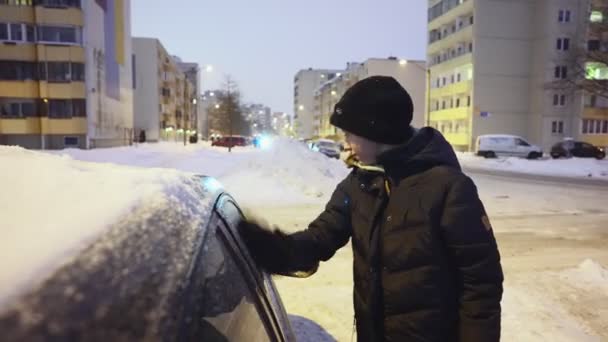 Між Дівчиною Прибирає Машину Снігу — стокове відео