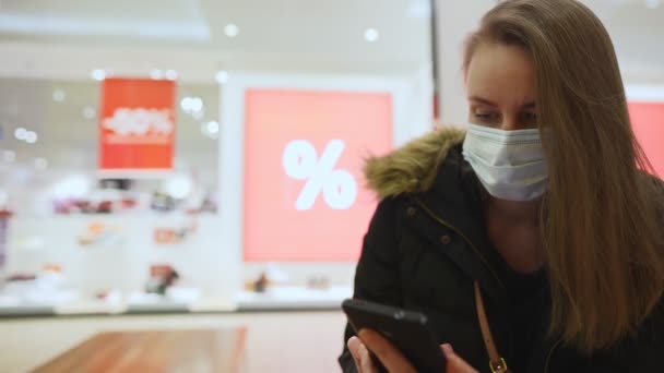 Femme Dans Masque Médical Utilisant Smartphone Dans Centre Commercial Vide — Video