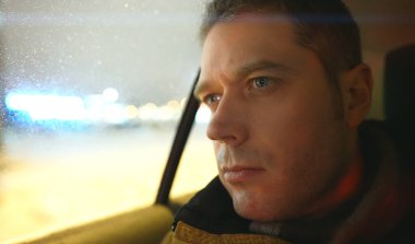 Yakışıklı adam kışın taksiye biner..