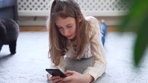 Tween Menina Fazendo Selfie Com Smartphone Casa — Vídeo de Stock