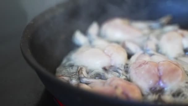 Tradiční Vaření Smažených Žabích Stehýnek Pánvi — Stock video