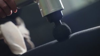 Masaj perküsyon cihazıyla masaj bacağı.