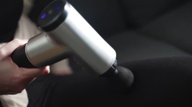 Masaj perküsyon cihazıyla masaj bacağı.