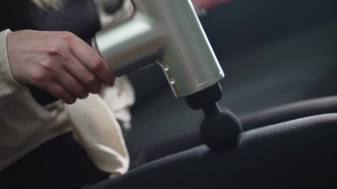 Masaj perküsyon cihazıyla masaj bacağı.