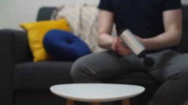 Adam masadan perküsyon aletini alıyor ve masaja başlıyor..