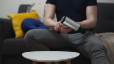 Adam masadan perküsyon aletini alıyor ve masaja başlıyor..