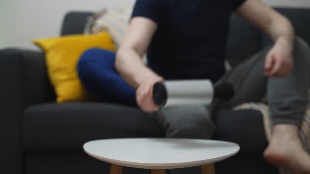 Homem Tomando Dispositivo Percussão Mesa Iniciando Massagem — Vídeo de Stock
