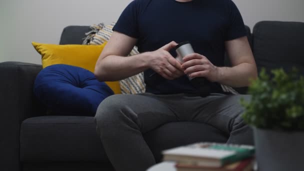 Homem Massagem Perna Com Massagem Dispositivo Percussão Casa — Vídeo de Stock