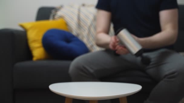 Homem Tomando Dispositivo Percussão Mesa Iniciando Massagem — Vídeo de Stock