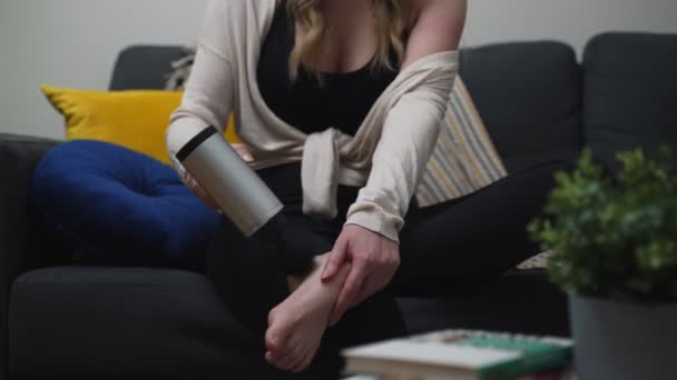 Mulher Massageando Pés Com Dispositivo Percussão Massagem Casa — Vídeo de Stock