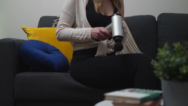 Жінка Масажує Ногу Масажним Ударним Пристроєм Вдома — стокове відео