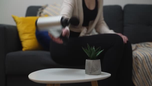 Mulher Tomando Dispositivo Percussão Mesa Iniciando Massagem — Vídeo de Stock