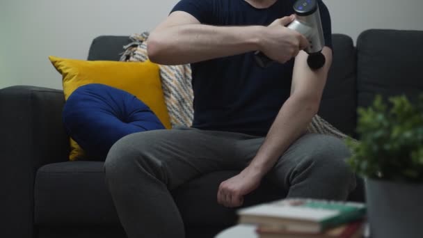 Homem Massageando Braço Com Dispositivo Percussão Massagem Casa — Vídeo de Stock