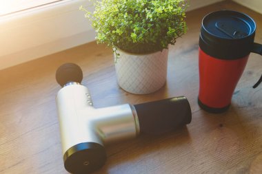 Kahve fincanı ile masaj aleti.