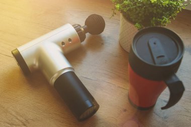 Kahve fincanı ile masaj aleti.