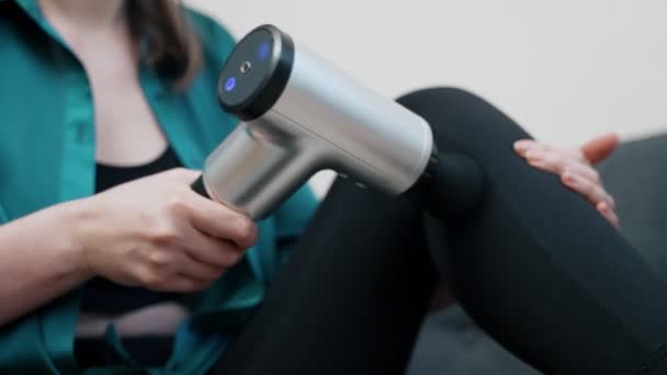 Mulher Massagem Perna Com Massagem Dispositivo Percussão Casa — Vídeo de Stock