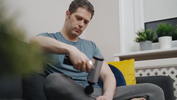 Man Massaging Leg Massage Percussion Device Home — Stock Video