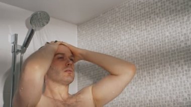 Adam banyoda duş alıyor..