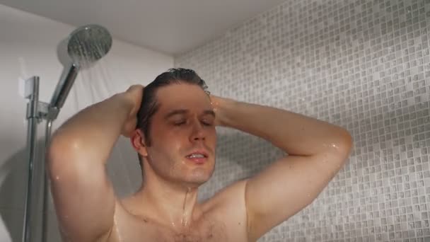 Άνθρωπος Που Κάνει Ντους Στο Μπάνιο — Αρχείο Βίντεο