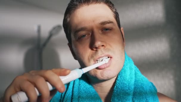 Homme Brosse Les Dents Avec Une Brosse Électrique Dans Salle — Video