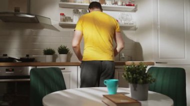 Güneşli sabahlarda kahvaltı yapan adam..