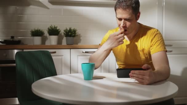 Hombre Comiendo Sándwich Leyendo Noticias Por Teléfono Mañana — Vídeos de Stock