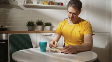 Adam sabahın köründe kitap okuyor..