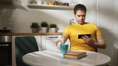 Adam mutfakta akıllı telefon kullanıyor..