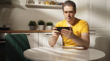 Adam sabahları telefonda oyun oynuyor..