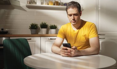 Adam mutfakta akıllı telefon kullanıyor..