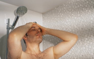 Adam banyoda duş alıyor..