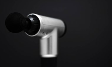 Siyah arka plana masaj perküsyon cihazı. Reklam için uygun..